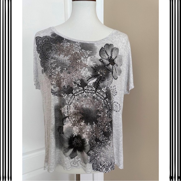 Great embellished tee - Picture 1 of 6